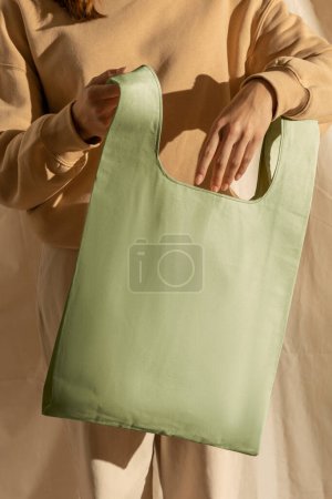 Téléchargez les photos : Personne tenant un sac d'épicerie - en image libre de droit