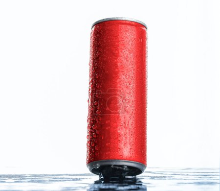 Foto de Latón rojo sin nombre Bebida lata con reflejo de agua - Imagen libre de derechos