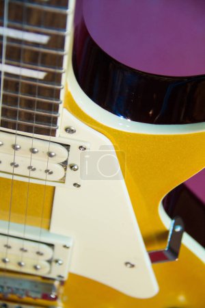 Téléchargez les photos : Guitare électrique supérieure en or massif style Les Paul avec micros humbucker. - en image libre de droit