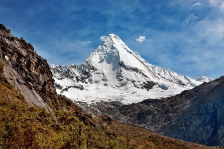 Téléchargez les photos : L'Artesonraju enneigé est un glacier péruvien situé dans la Cordillère Blanca. Son altitude est de 6000 mètres au-dessus du niveau de la mer. - en image libre de droit