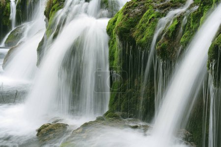 Wodospady krystalicznie czystej wody w Huancaya, Lima Peru.