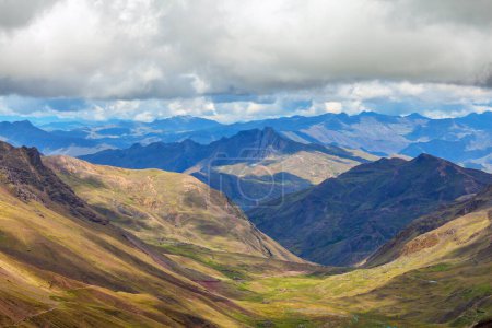 Téléchargez les photos : Belle vue sur la montagne de sept couleurs à Vinicunca - en image libre de droit