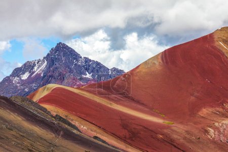 Foto de Vinicunca, la hermosa montaña de siete colores - Imagen libre de derechos