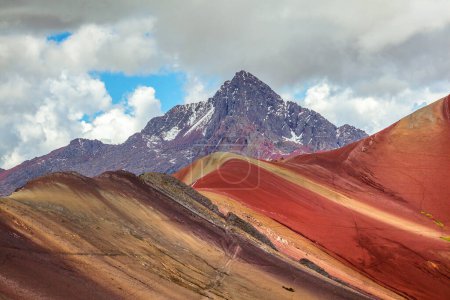 Téléchargez les photos : Vinicunca, la belle montagne de sept couleurs - en image libre de droit