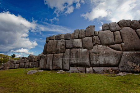 Téléchargez les photos : Ruines anciennes en pierre dans la ville de machu picchu, Pérou - en image libre de droit