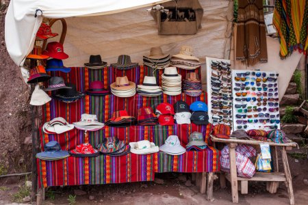 Téléchargez les photos : Vêtements marocains traditionnels sur le marché - en image libre de droit