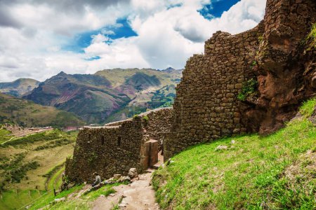 Téléchargez les photos : Machu picchu, Pérou-27 août 2018 : les ruines inca du mur sacré des incas - en image libre de droit