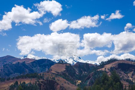 Téléchargez les photos : Belle vue sur les montagnes près de la ville de Tarma - en image libre de droit