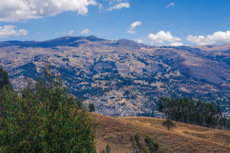 Téléchargez les photos : Belle vue sur les montagnes près de la ville de Tarma - en image libre de droit