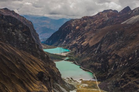 Téléchargez les photos : Vue panoramique depuis le point de vue Paso Portachuelo de Llanganuco, Huaraz Pérou - en image libre de droit