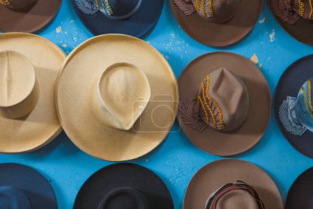 Foto de Sombreros hechos a mano de paja y pana listos para la venta - Imagen libre de derechos