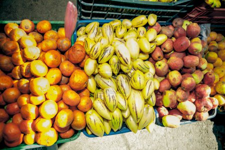 Téléchargez les photos : Fruits frais dans la vente sur le marché local au Pérou - en image libre de droit