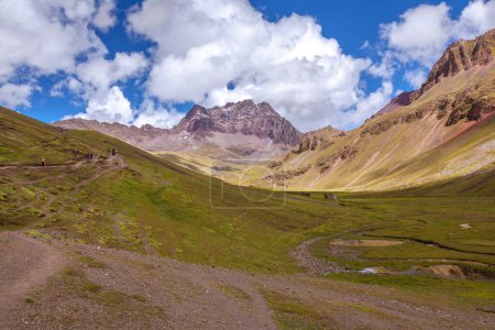 Foto de Enero 2018, Cusco, Perú: Turistas visitan Vinicunca la montaña de siete colores - Imagen libre de derechos