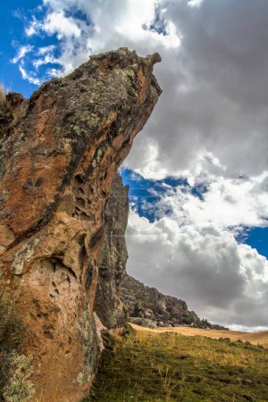 Téléchargez les photos : Tours d'argile formées par l'action érosive du vent et de la pluie, situées à Huancayo, Pérou - en image libre de droit