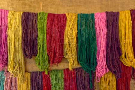 Foto de Lana alpaca de diferentes colores, tradicionalmente manufacturada, colores obtenidos de las raíces de las plantas. - Imagen libre de derechos