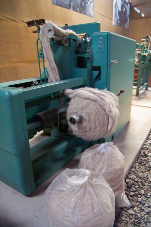 Foto de Vista de cerca de la lana de alpaca en la máquina de coser - Imagen libre de derechos