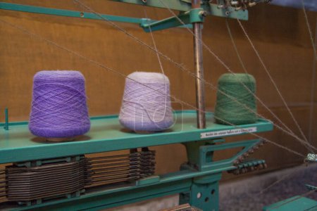 Téléchargez les photos : Vue rapprochée de la laine d'alpaga sur machine à coudre - en image libre de droit