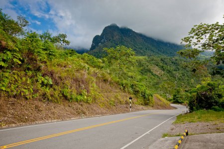 Téléchargez les photos : Vue panoramique de la route nationale du Pérou - en image libre de droit