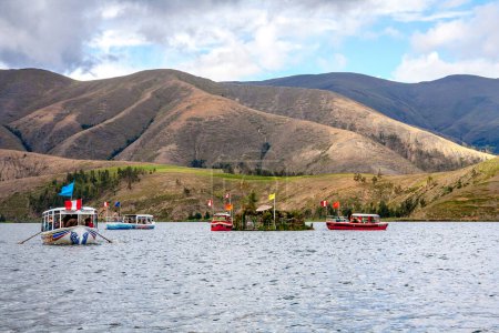 Foto de Junio, 2015 - Perú: Los turistas se jactan en el lago Laguna de Paca - Imagen libre de derechos