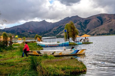 Téléchargez les photos : Juin, 2015 - Pérou : Les touristes se vantent au lac de la lagune de Paca - en image libre de droit