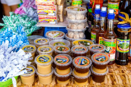 Téléchargez les photos : 2 juin 2019 - Lima, Pérou : Produits à base de miel à vendre sur le marché local - en image libre de droit