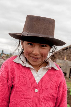 Foto de Retrato de una linda chica de los Andes cerca de su casa de campo. Febrero 2012, Ayacucho, Perú. - Imagen libre de derechos