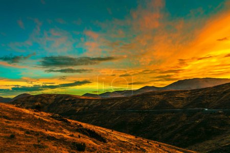Foto de Hermoso atardecer sobre las montañas en Pervain Andes - Imagen libre de derechos