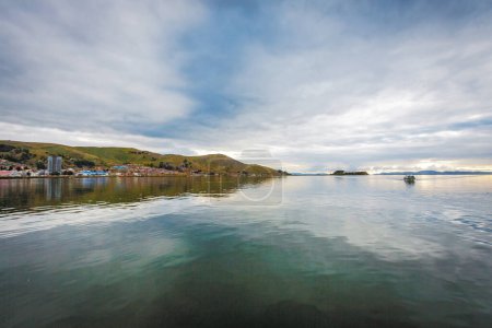 Foto de Paisaje del Lago Titicaca, Isla de los Uros en Puno Perú - Imagen libre de derechos