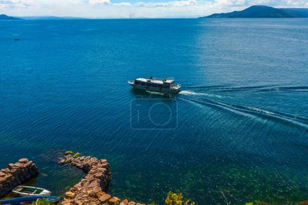 Téléchargez les photos : Un bateau avec des touristes sur le lac Titicaca. 5 mars 2019, Île d'Uros, Puno Pérou. - en image libre de droit