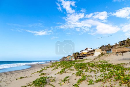 Téléchargez les photos : 10 février 2020 - Mancora, Pérou : Spa Vichayito avec vue spectaculaire sur la mer et un beau paysage maritime - en image libre de droit