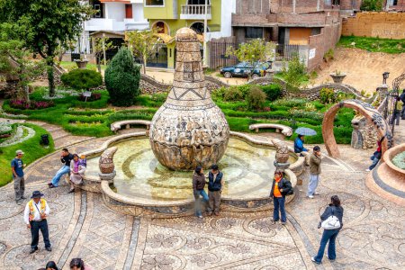 Téléchargez les photos : 14 février 2016 - Huancayo, Pérou : Des touristes visitent le parc d'identité de Huanca - en image libre de droit