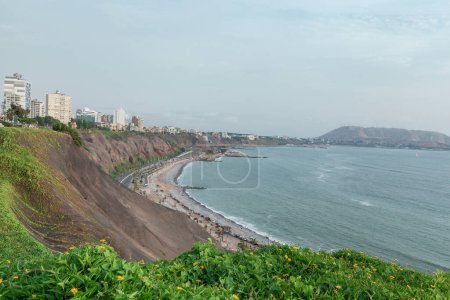 Téléchargez les photos : Aerial view of the sea beach in Miraflores, Peru - en image libre de droit