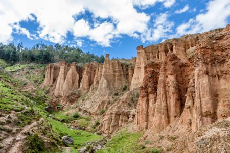 Téléchargez les photos : Tours formées par l'action érosive du vent et de la pluie, situées à Huancayo, Pérou - en image libre de droit