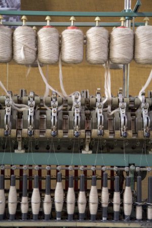 Foto de Vista de cerca de la lana de alpaca en la máquina de coser - Imagen libre de derechos