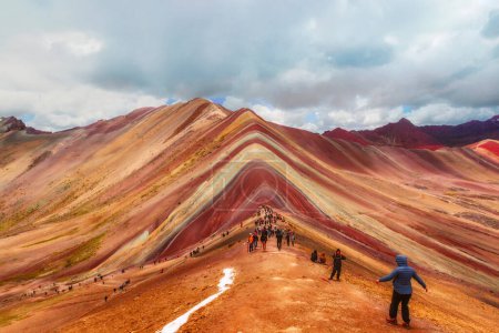 Téléchargez les photos : Vue panoramique des montagnes des sept couleurs Vinicunca - en image libre de droit