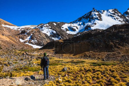 Téléchargez les photos : Lima, Pérou : groupe de touristes marchant entre les montagnes enneigées aux Yuracochas les Andes centrales du Pérou - en image libre de droit