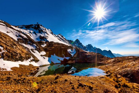 Foto de Paisaje natural de nieve Yuracochas montaña sobre cielo azul - Imagen libre de derechos