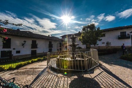 Téléchargez les photos : Cajamarca, Pérou - belle vue sur la rue avec des maisons coloniales - en image libre de droit