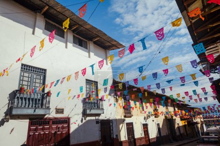 Téléchargez les photos : Cajamarca, Pérou - belle vue sur la rue avec des maisons coloniales - en image libre de droit