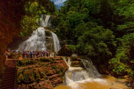Téléchargez les photos : Belle cascade dans la forêt Jungle du Pérou - en image libre de droit