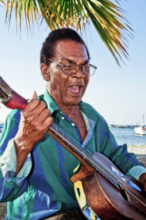 Téléchargez les photos : Afro-Peruvian musician singing popular music from Peru Paracas Peru, - en image libre de droit