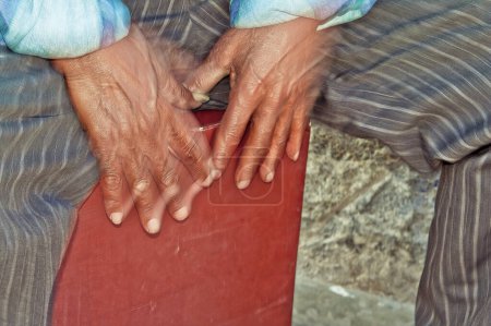Téléchargez les photos : Hands touching a cajon. The cajn is a musical instrument of Peruvian origin. Paracas Peru, - en image libre de droit
