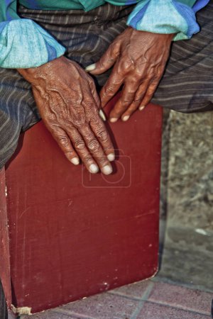 Téléchargez les photos : Hands touching a cajon. The cajn is a musical instrument of Peruvian origin.. Paracas Peru, - en image libre de droit
