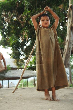 Téléchargez les photos : 03 juillet 2015 - Chanchamayo, Pérou : une petite fille joue dans la jungle du Pérou - en image libre de droit