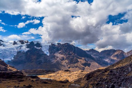Téléchargez les photos : Vue panoramique de la neige Huaytapallana paysage de montagne avec nuages et ciel bleu - en image libre de droit