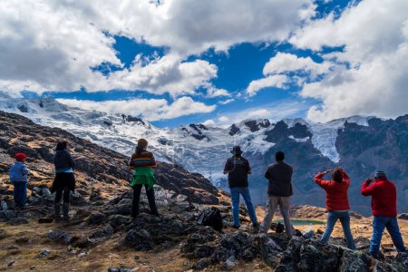 Téléchargez les photos : Groupe d'amis randonnée à travers les montagnes et les lagunes de Snowy Huaytapallana, Huancayo Pérou - en image libre de droit