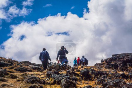 Téléchargez les photos : Groupe d'amis randonnée à travers les montagnes et les lagunes Snowy Huaytapallana, Huancayo Pérou - en image libre de droit
