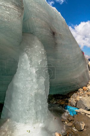 Téléchargez les photos : Grand glacier à la montagne Huaytapallana à Huancayo, Pérou - en image libre de droit
