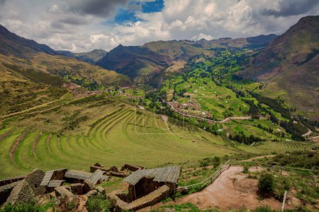Foto de Hermoso paisaje de montaña del Cáucaso, machu picchu - perú - Imagen libre de derechos