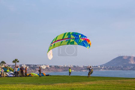 Téléchargez les photos : Kite surf dans la mer, Miraflores Lima - en image libre de droit